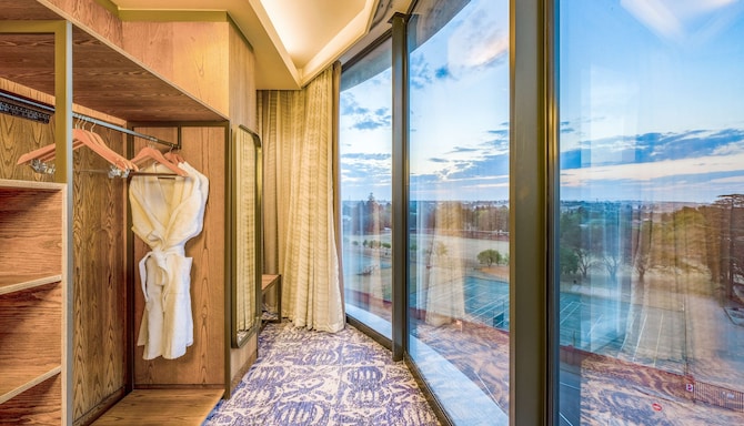 Radisson Hotel and Convention Centre OR Tambo Airport - Junior suite - clothes rack