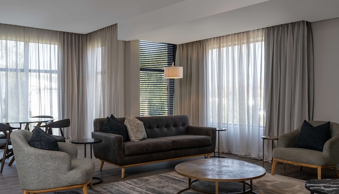 Radisson Hotel and Convention Centre OR Tambo Airport - Boutique Building - Two Bedroom Apartment