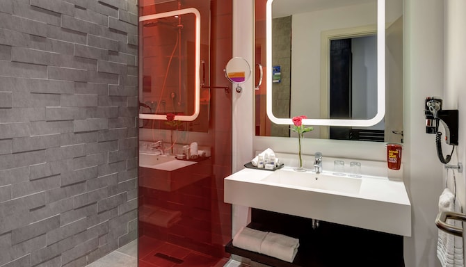 Radisson Hotel & Apartments Dammam Industrial City - Guest Room Bathroom