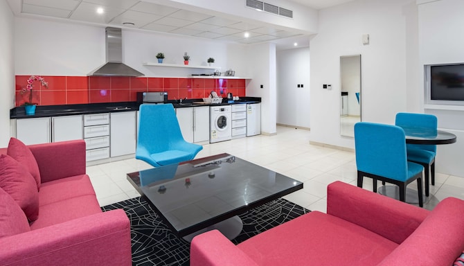 Radisson Hotel & Apartments Dammam Industrial City - غرفة الضيوف