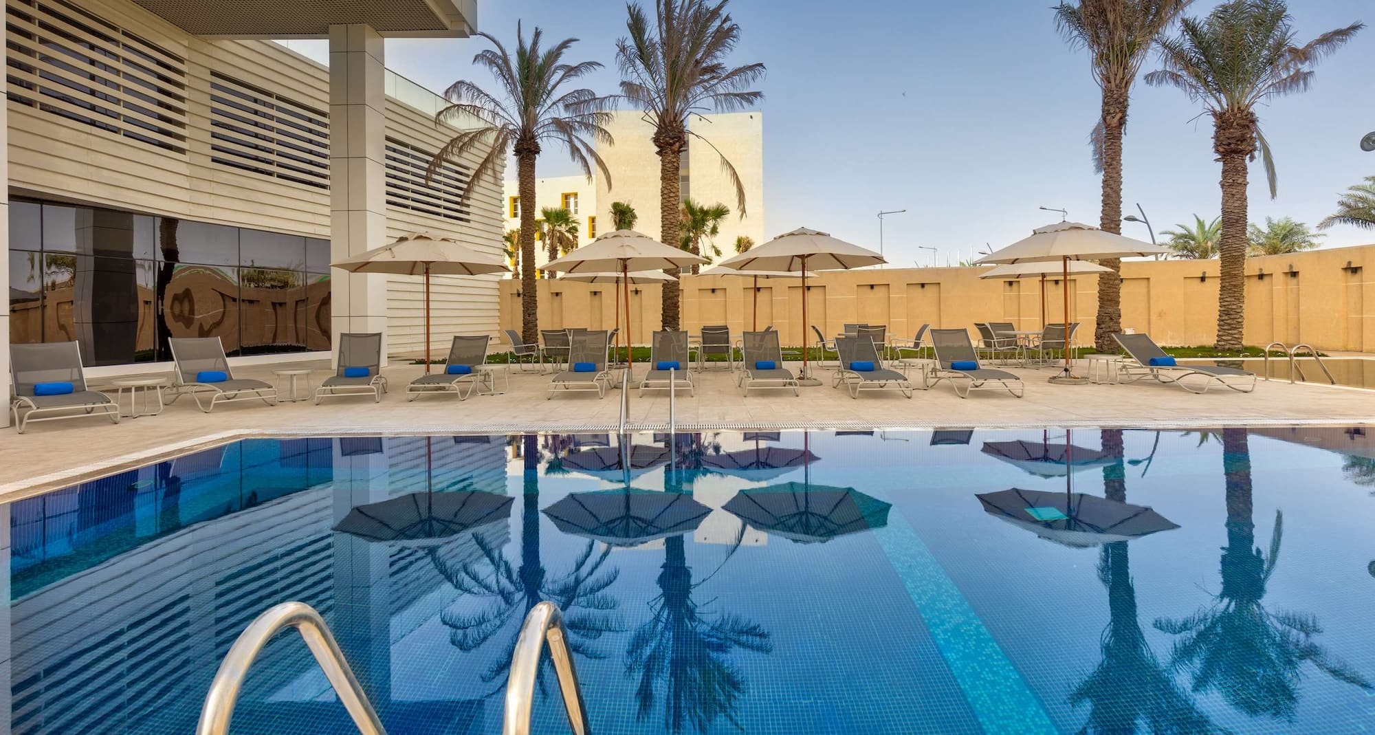 Radisson Hotel & Apartments Dammam Industrial City - Outdoor pool