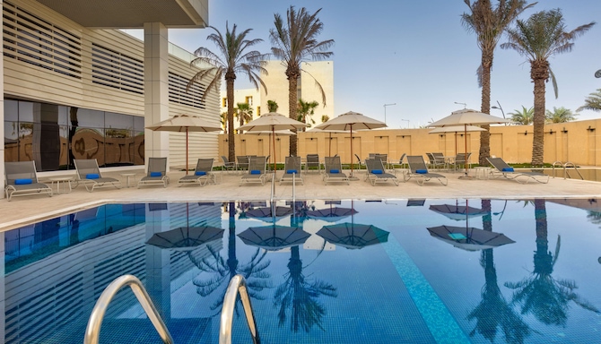 Radisson Hotel & Apartments Dammam Industrial City - 室外游泳池