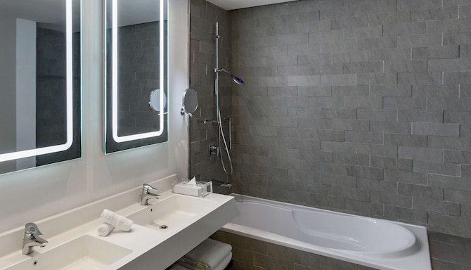 Radisson Hotel & Apartments Dammam Industrial City - One Bedroom Suite bathroom
