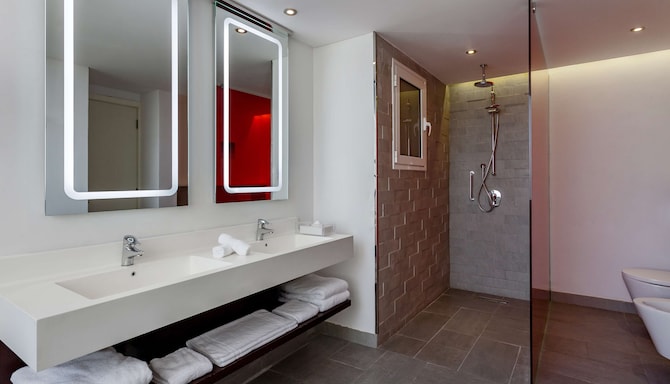 Radisson Hotel & Apartments Dammam Industrial City - One Bedroom Suite bathroom