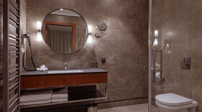 Radisson Hotel & Apartments Gdansk - Family & Superior Room bathroom