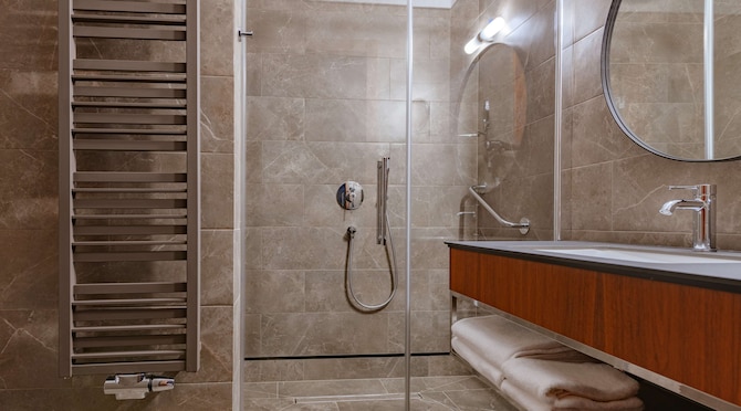 Radisson Hotel & Apartments Gdansk - Family & Superior Room bathroom