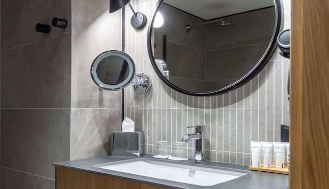 Radisson Hotel & Apartments Gdansk - Family Room bathroom