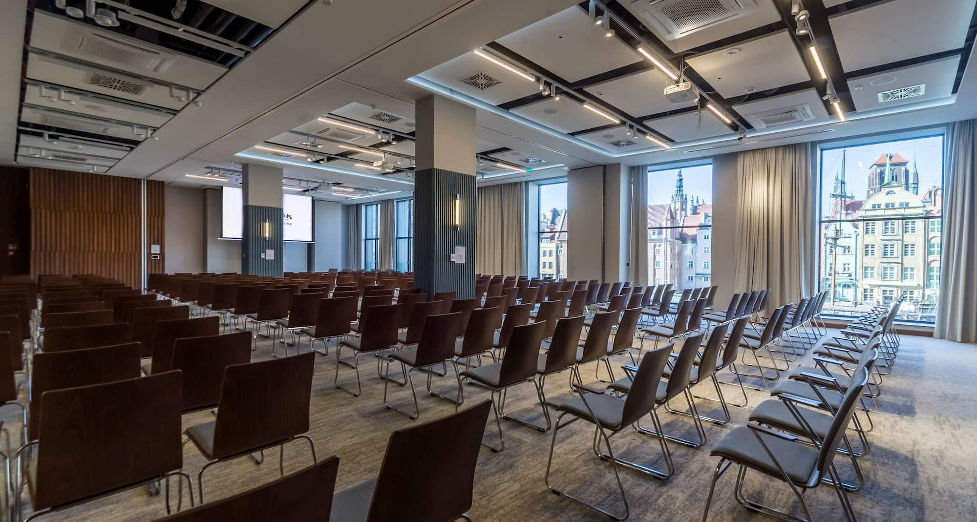 Radisson Hotel & Suites, Gdansk - Meeting room with theater style setup