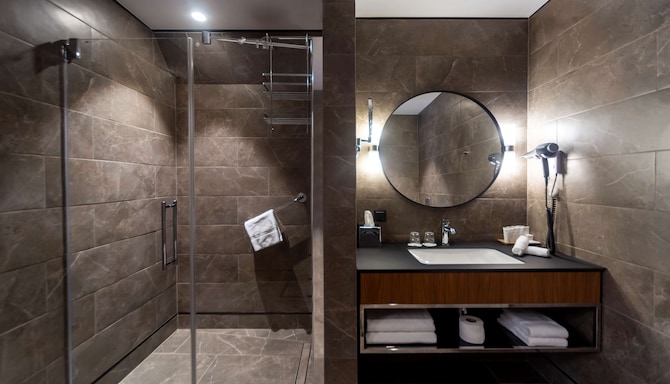 Radisson Hotel & Apartments Gdansk - Suite bathroom