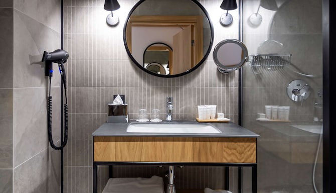 Radisson Hotel &amp; Suites, Gdansk - Studio bathroom