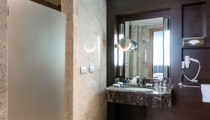 Radisson Hotel Astana - Guest room bathroom