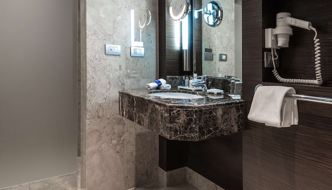 Radisson Hotel Astana - Bathroom