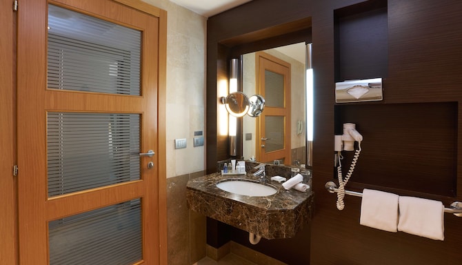 Radisson Hotel Astana - Guest room bathroom