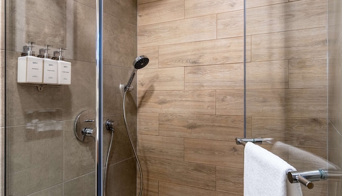 Radisson Hotel Baku - Guest Room bathroom