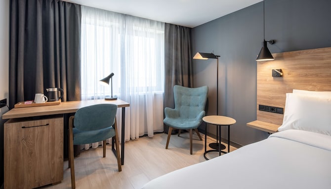 Radisson Hotel Baku - Superior Room working area