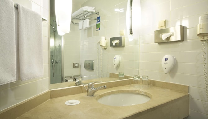 Radisson Hotel Baku - Guest bathroom