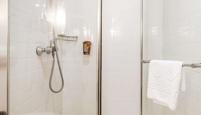 Radisson Hotel Baku - Junior Suite bathroom