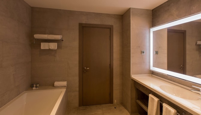 Radisson Hotel Baku - Studio bathroom