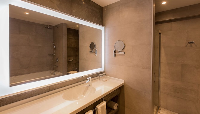 Radisson Hotel Baku - Studio bathroom