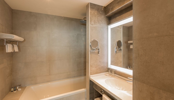 Radisson Hotel Baku - Apartment bathroom