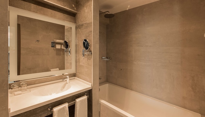 Radisson Hotel Baku - Apartment bathroom