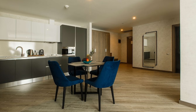 Radisson Hotel Baku - Apartment living room and kitchenette