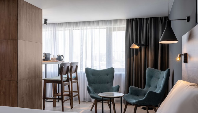 Radisson Hotel Baku - Junior Suite High Floor sitting area