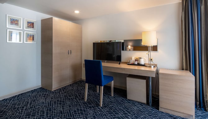 Radisson Hotel Baku - Junior Suite working area