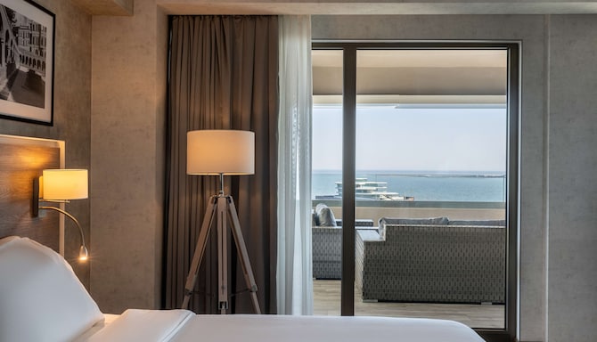 Radisson Hotel Baku - Studios with terrace and Caspian Sea view