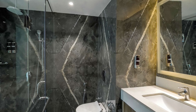 Radisson Hotel Bareilly Airport - Guest room bathroom