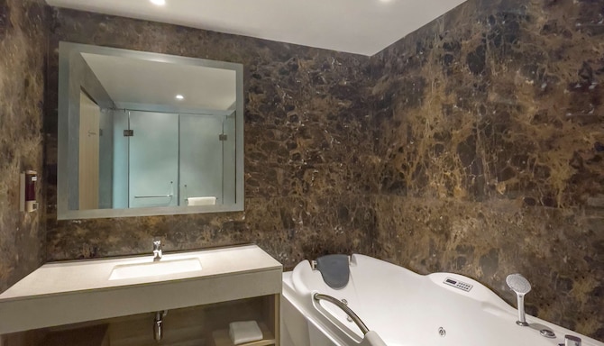Radisson Hotel Bareilly Airport - Presidential Suite bathroom