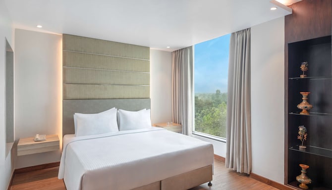 Radisson Hotel Bareilly Airport - Suite bedroom