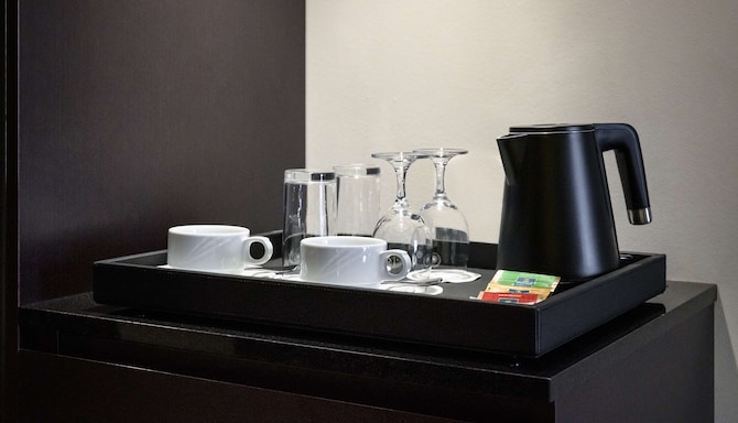 Radisson Hotel Bengaluru City Center - Tea station in guest room
