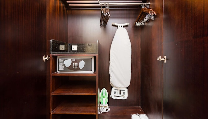 Radisson Hotel Bengaluru City Center - Guest room wardrobe