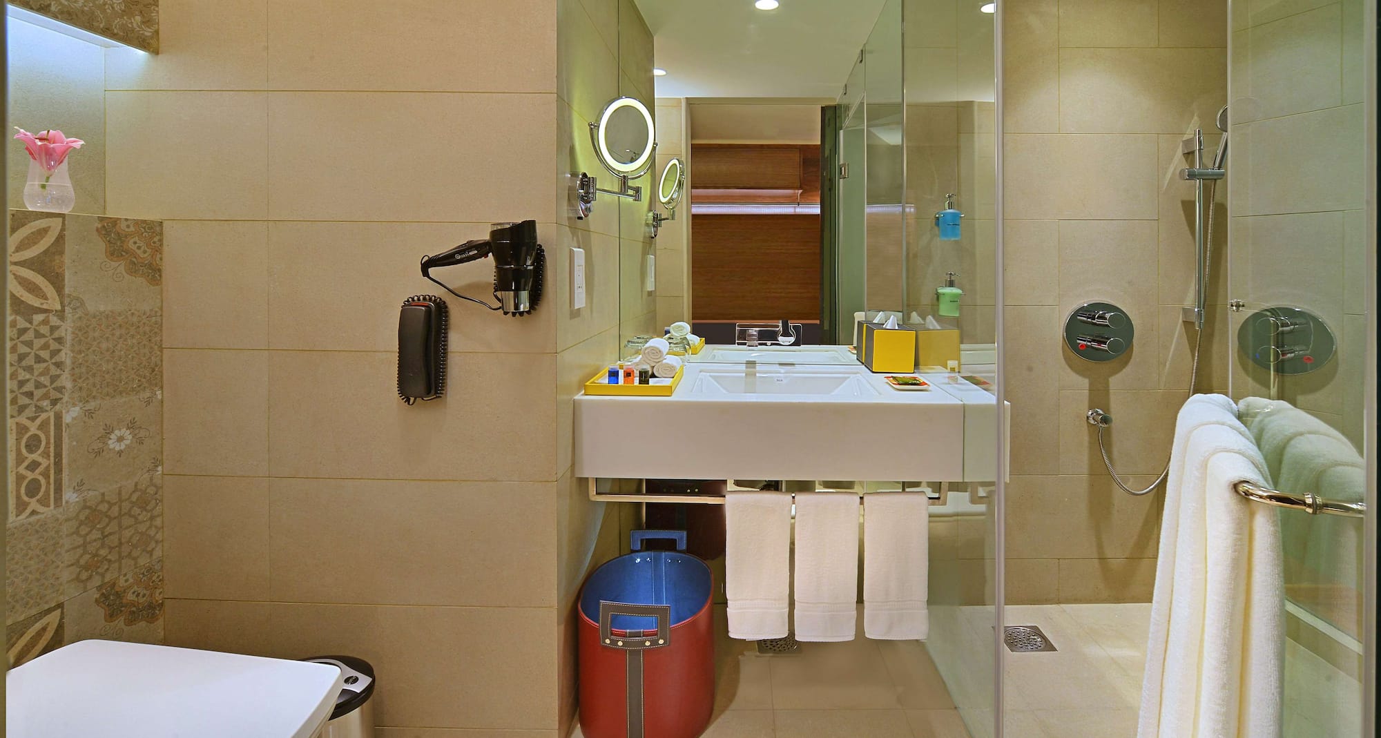 Radisson Hotel Bengaluru City Center - Bathroom