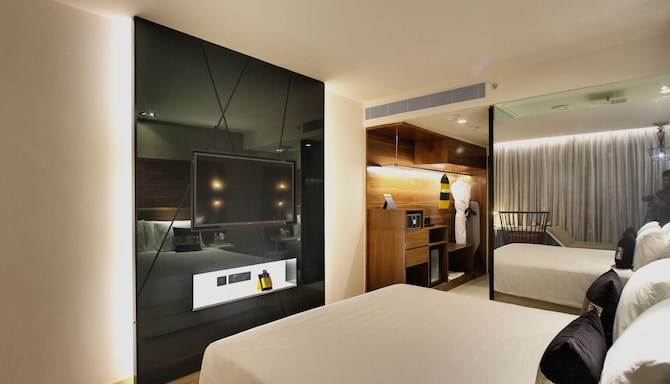 Radisson Hotel Bengaluru City Center - Delux King Bed room