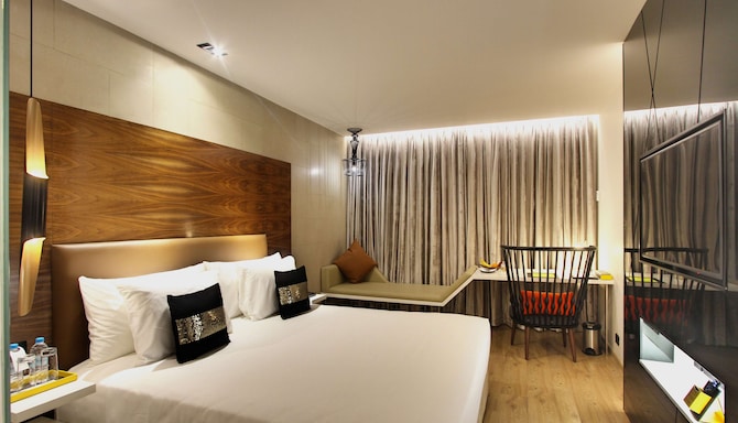 Radisson Hotel Bengaluru City Center - Superior King Bedroom