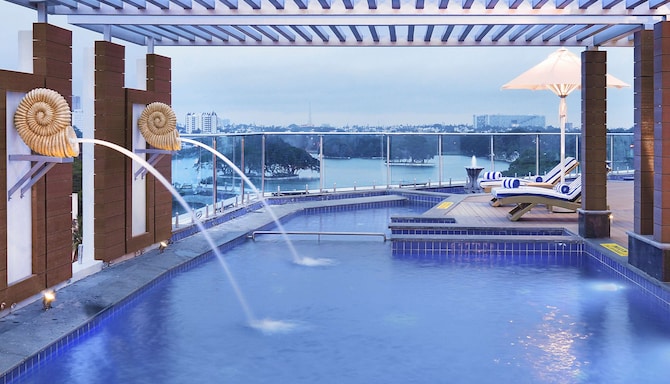 Radisson Hotel Bengaluru City Center - Swimming Pool