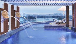 Radisson Hotel Bengaluru City Center - Swimming Pool