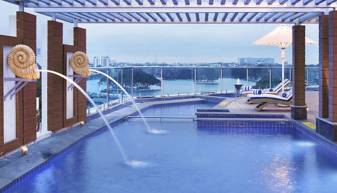 Radisson Hotel Bengaluru City Center - Swimming Pool