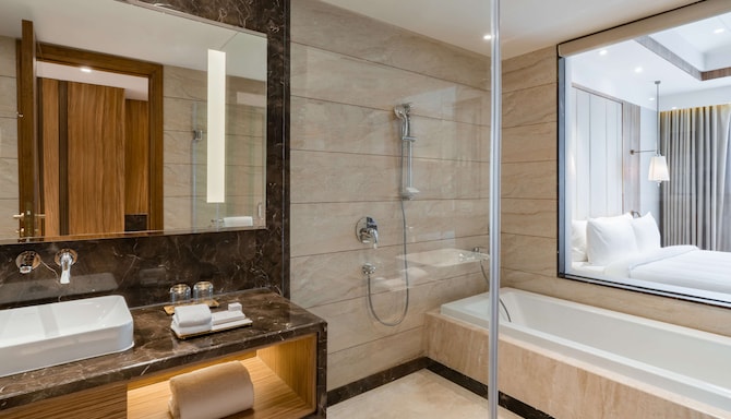 Radisson Hotel Bhopal - Deluxe Suite bathroom