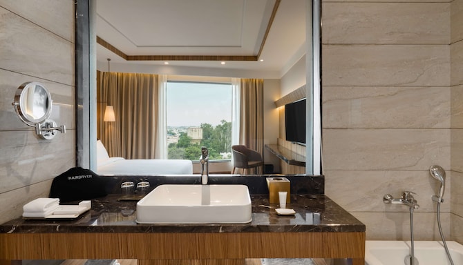 Radisson Hotel Bhopal - Suite bathroom