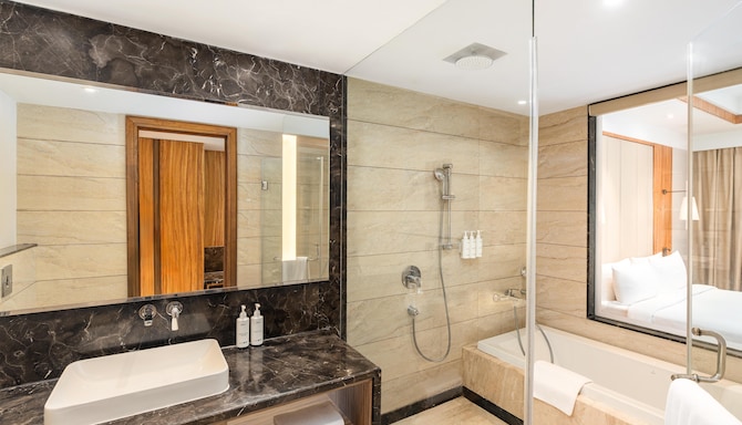 Radisson Hotel Bhopal - Executive Suite Bathroom