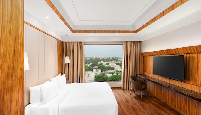 Radisson Hotel Bhopal - Suite Bedroom