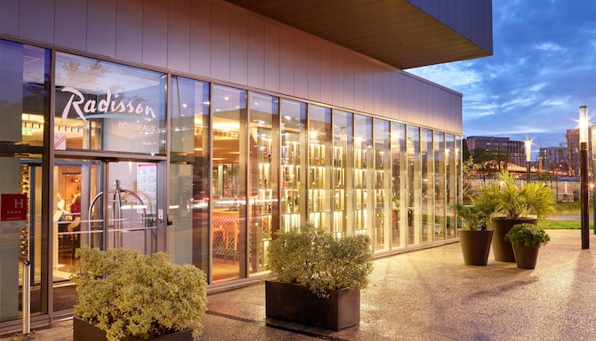 Radisson Hotel Bordeaux Saint Jean - Hotel Entrance