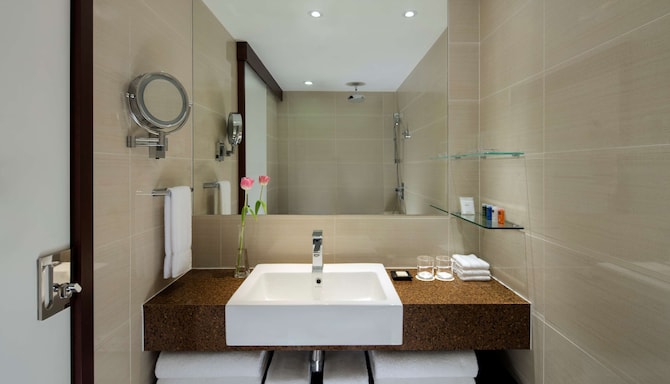 Radisson Hotel Brunei Darussalam - Bathroom