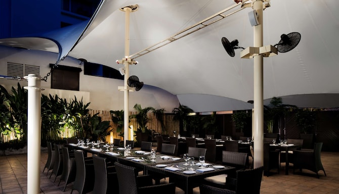 Radisson Hotel Brunei Darussalam - Pool Terrace