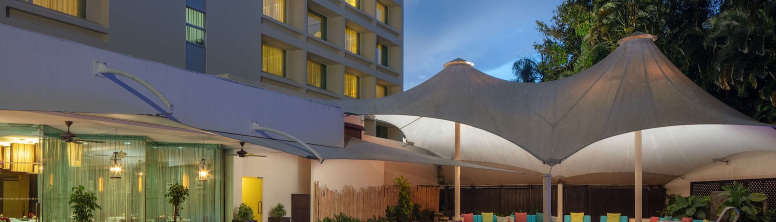 Radisson Hotel Brunei Darussalam - Swimming Pool at nighttime