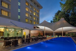 Radisson Hotel Brunei Darussalam - Swimming Pool at nighttime