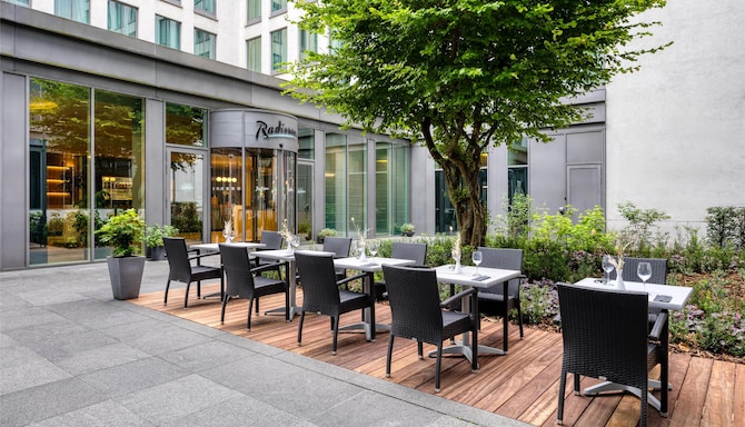Radisson Hotel Brussels Centre Midi - Garden Patio Exterior